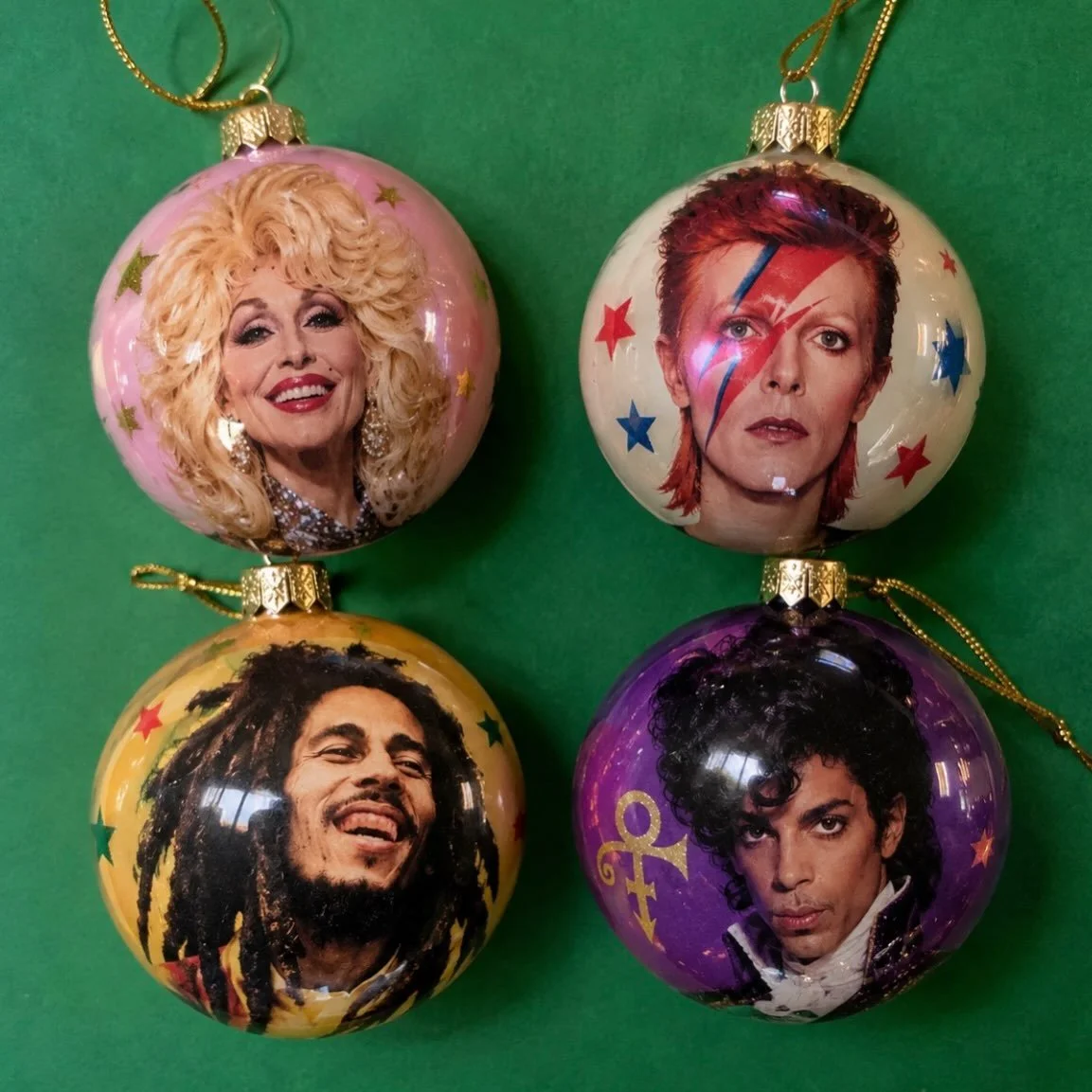 Jag skulle vilja designa julgranskulor.

Inte med tomtar, renar och sn&ouml;gubbar.

Utan med riktiga stj&auml;rnor.

Dolly. Bowie. Marley. Prince. Amy. Tina. Whitney.

Stj&auml;rnor som l&auml;mnat oss, men aldrig riktigt f&ouml;rsvunnit.

F&ouml;r 
