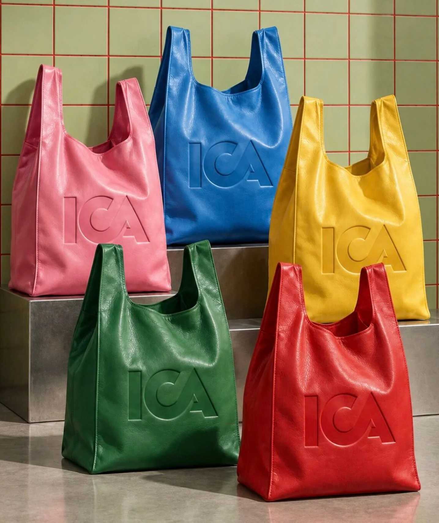 &rdquo;R&ouml;tt och vitt. Det &auml;r v&aring;ra f&auml;rger.&rdquo;

IKEA har bl&aring;tt och gult. McDonald&rsquo;s har r&ouml;tt och gult. ICA har r&ouml;tt och vitt.
Och visst. F&auml;rg &auml;r en viktig del av en identitet. Men ibland tycker j