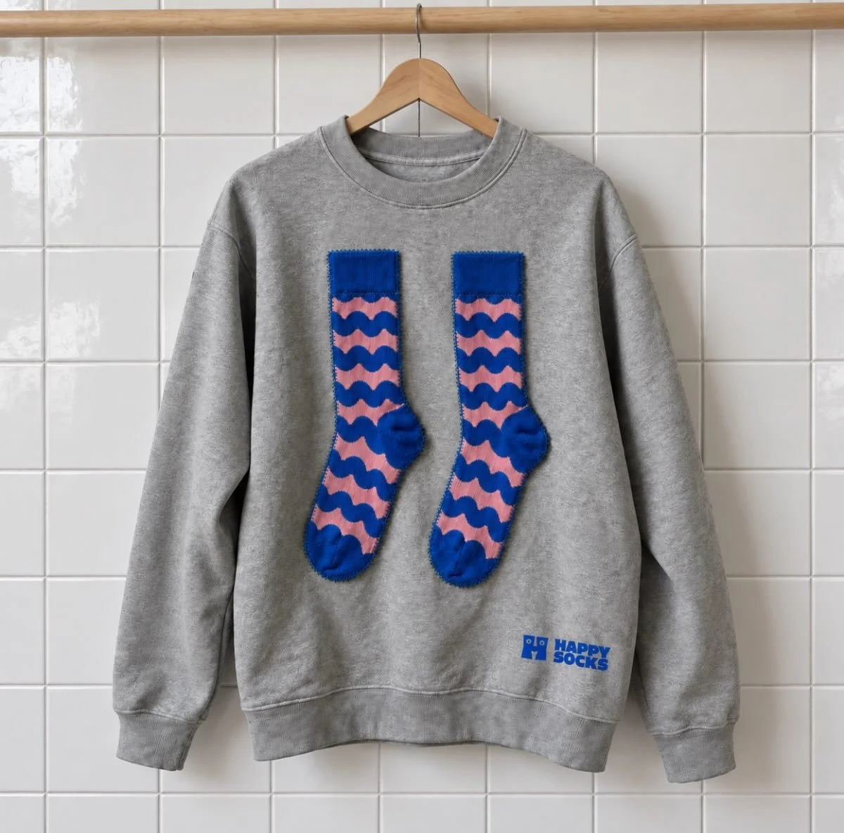 P&aring; min firma g&ouml;r vi mycket olika saker. Och g&auml;rna merch. Men d&aring; ska den helst bygga p&aring; en tydlig id&eacute;.

H&auml;r &auml;r en id&eacute; f&ouml;r Happy Socks. En sweatshirt med ett par riktiga strumpor fastsydda p&arin