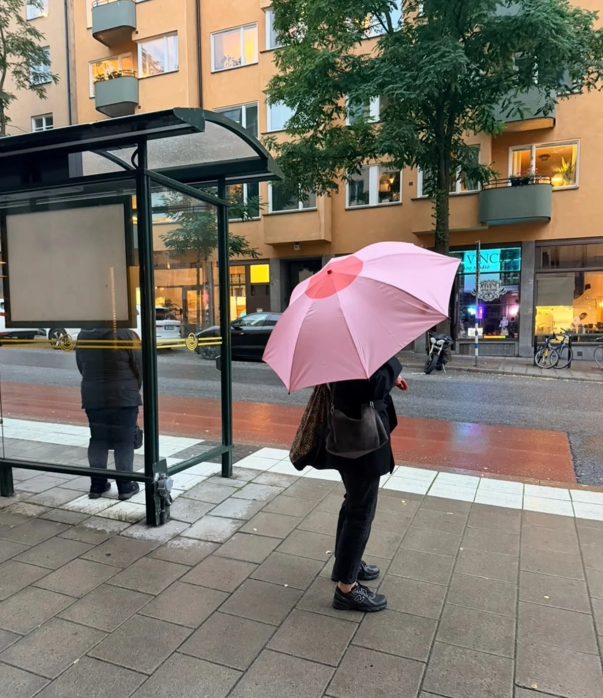 Det h&auml;r &auml;r en av de finaste k&auml;nslorna i mitt yrke. Att se n&aring;gon g&aring; omkring med n&aring;got som en g&aring;ng bara var en tanke hos mig.

Ett rosa paraply, mitt i en helt vanlig vardag.

Det s&auml;ger ganska mycket om hur j