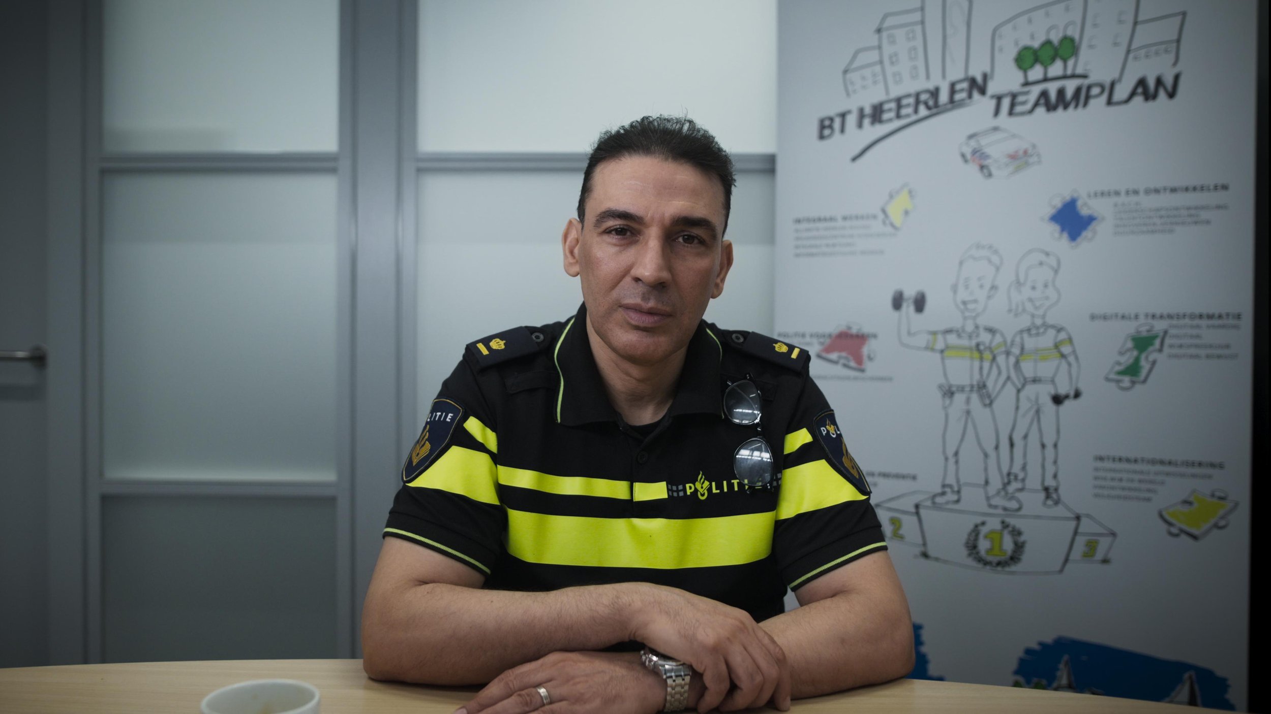 DeManager_still05.jpg