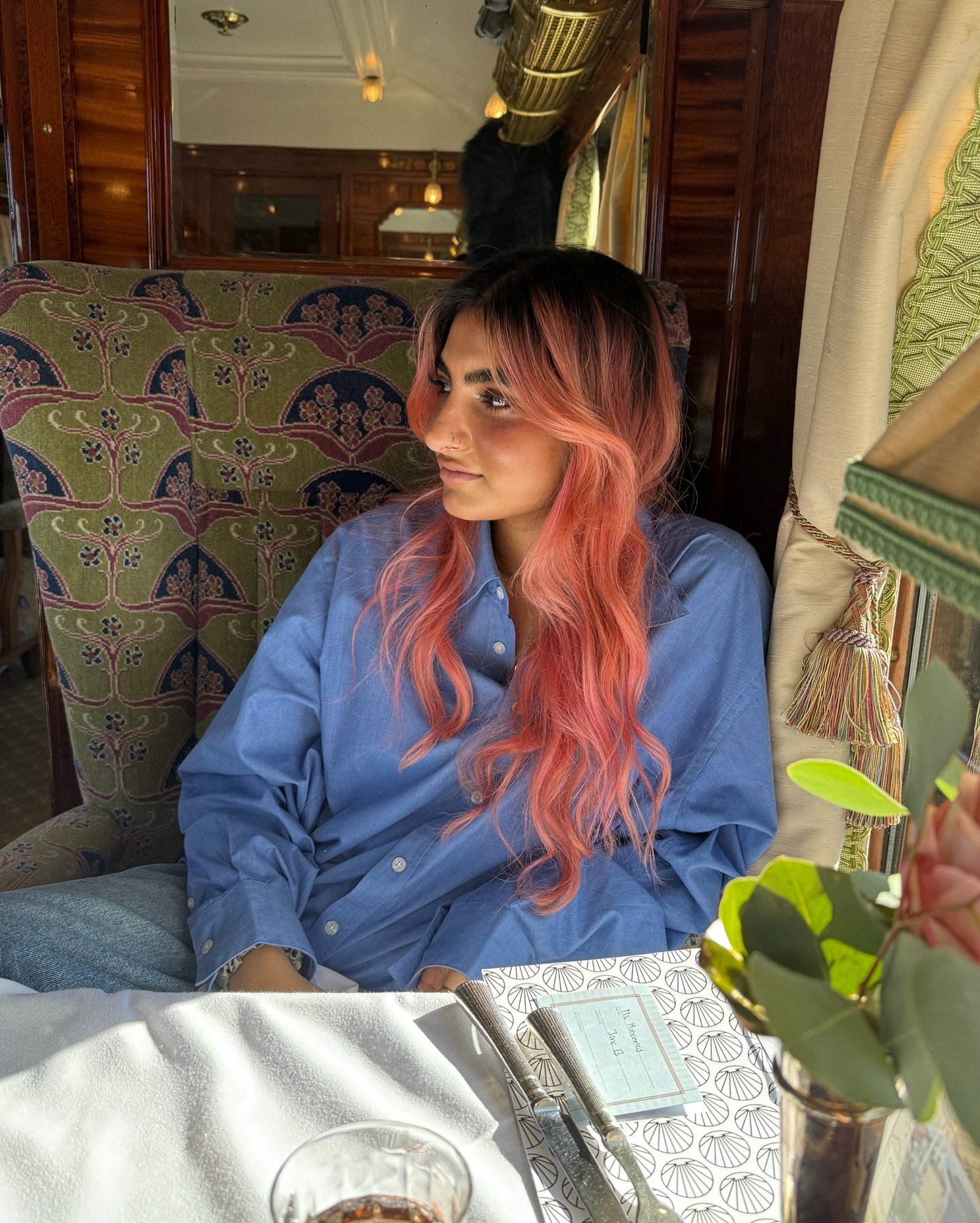 All aboard the @lisaeldridgemakeup fan club! I&rsquo;m a total nerd for steam trains (really, my ideal day out is going to a steam train museum), and a bunch of us beauty girlies (including THE lipstick lesbians) boarded the @belmondbritishpullman to