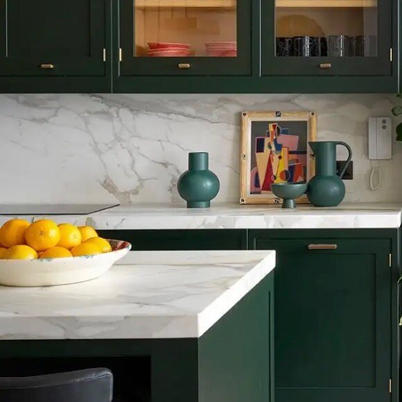 It doesn&rsquo;t seem that long ago when having green kitchen cupboards (@studioverouk 💚)would be considered daring and brave.  Now, they&rsquo;re one of the most popular choices for new kitchens. 
So once you&rsquo;ve made the decision to introduce