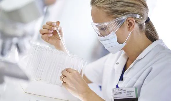 Doctor-in-lab-565732.jpg