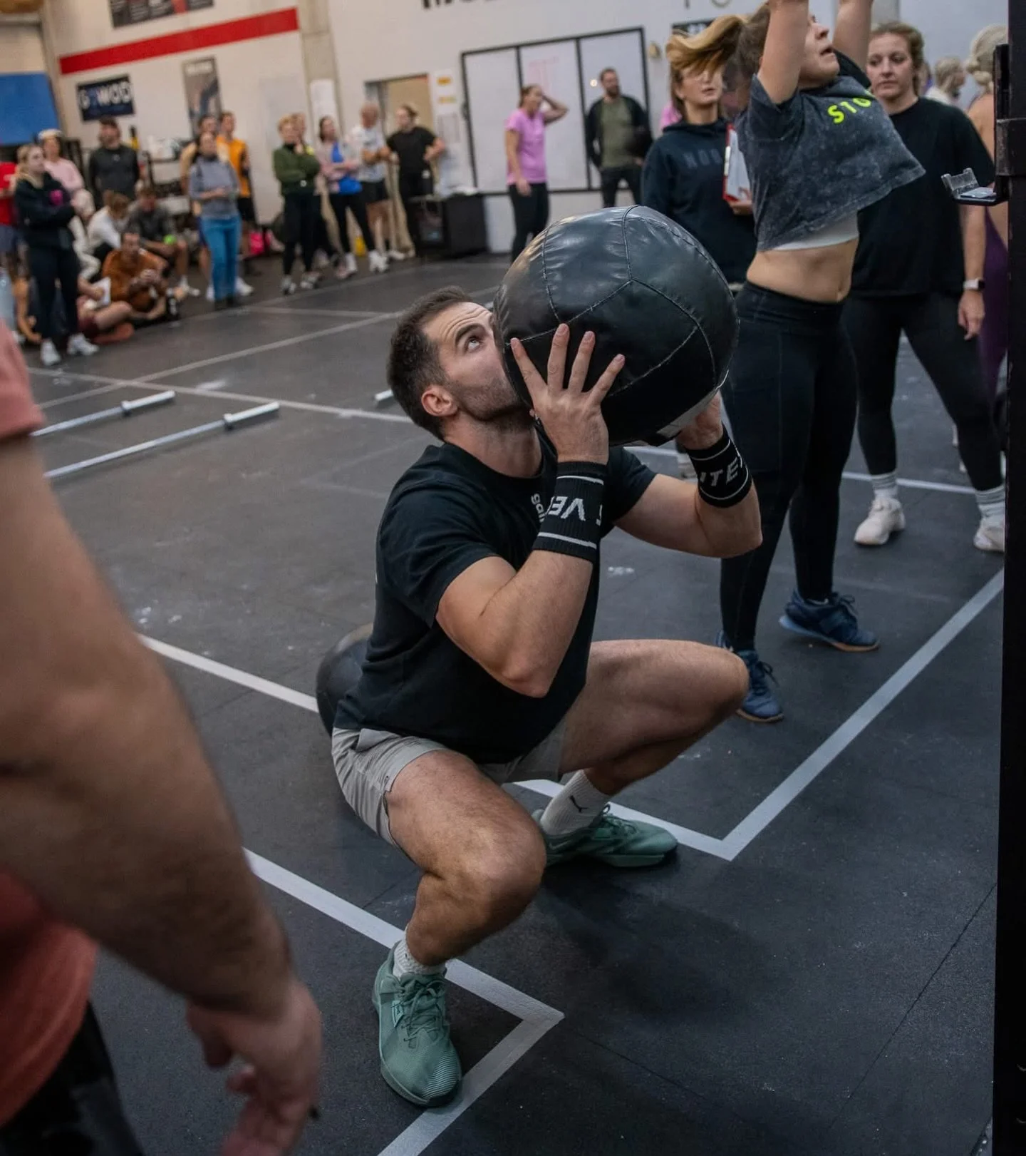 Morgen geht&rsquo;s los mit dem CFM TEAM OPEN, der erste Heat startet um 09:30 🥳.

OpenWod 26.1: 

For Time
20 Wall Ball Shots (20/14 lb, 10/9 ft)
18 Box Jump-Overs (24/20 in)
30 Wall Ball Shots
18 Box Jump-Overs
40 Wall Ball Shots
18 Medicine-Ball 