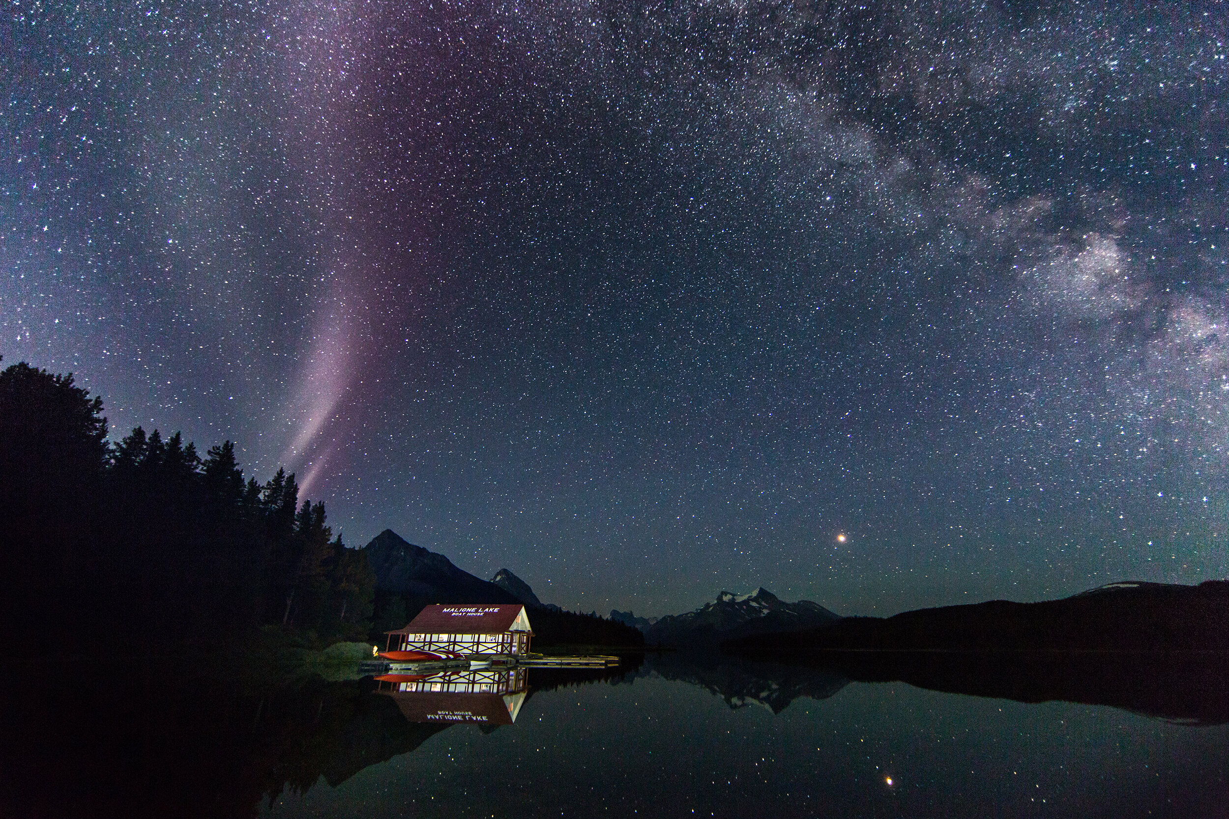 maligne lake steve aurora northern lights jasper.jpg