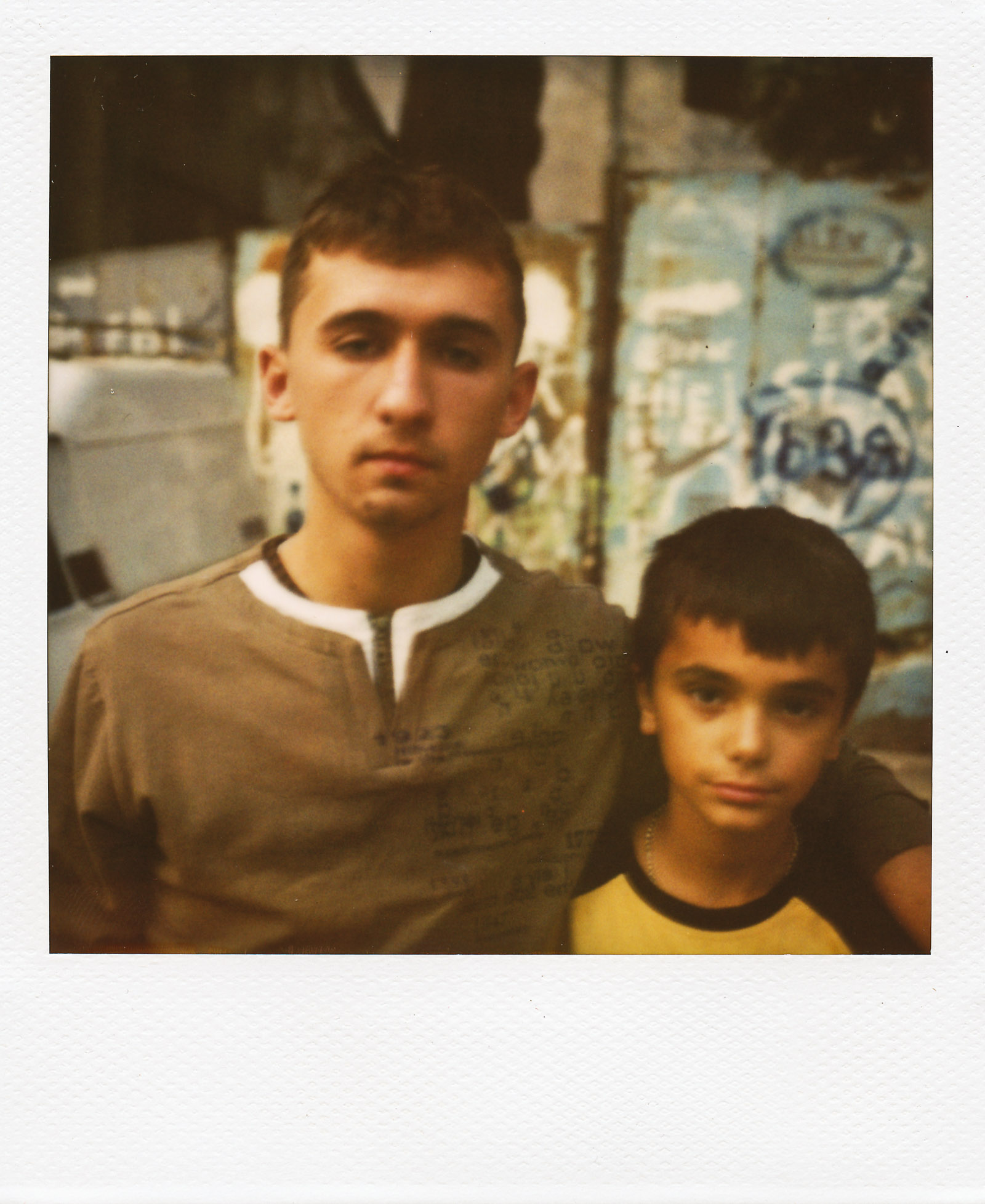  Straßenjugen in Bukarest / Polaroid  