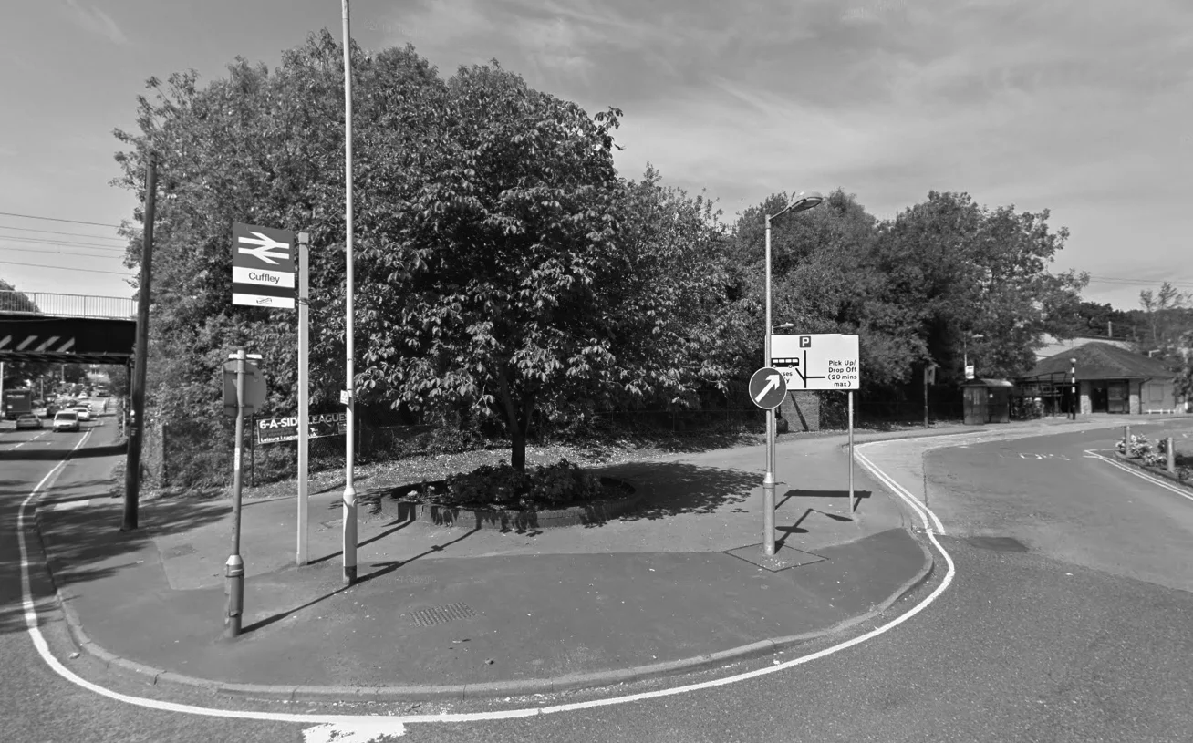 Arriving at busy Cuffley Station we met up with South American model Santiago, and set off for the location!