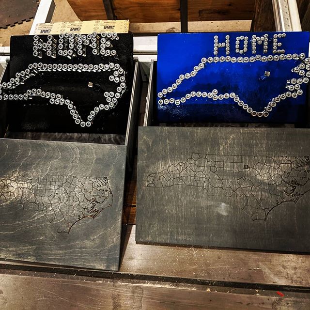 Today's #tinkerit project are a pair of #weldingart #nc outlines made from bolts and sheet metal.
She wanted a bolt at the recipient's home.
The box was #lasercut and engraved with another NC map.
The steel was covered with #eastwood #powdercoating #