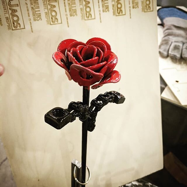 This week's #tinkerit project is a #metalart Rose for Mrs tinkerer.
Bent flat washers, square nuts and roller chain powder coated crimson red and jet black; standing in a desk top organizer.
She seemed to like it.
.
.
#eastwood #powdercoating #eastwo