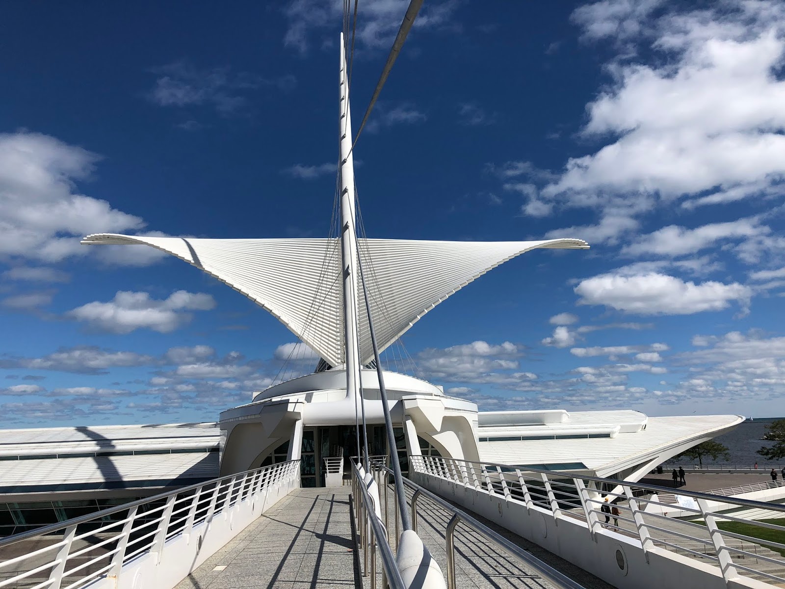 Santiago Calatrava’s open brise-soleil | Milwaukee Art Museum
