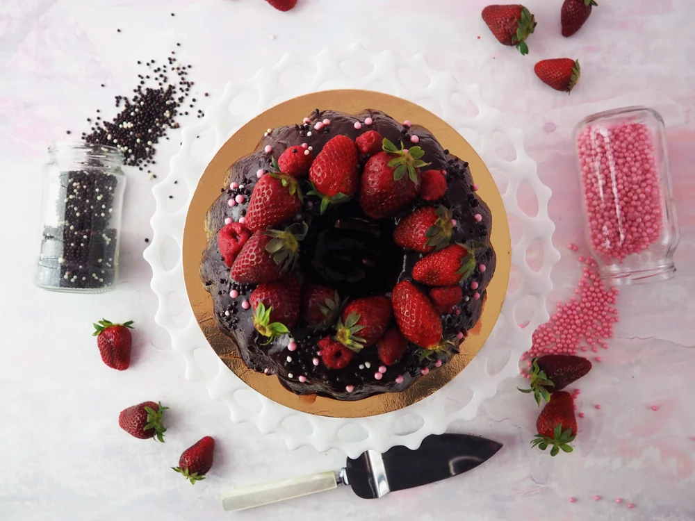 chocolate-fudge-strawberry-cake.jpg