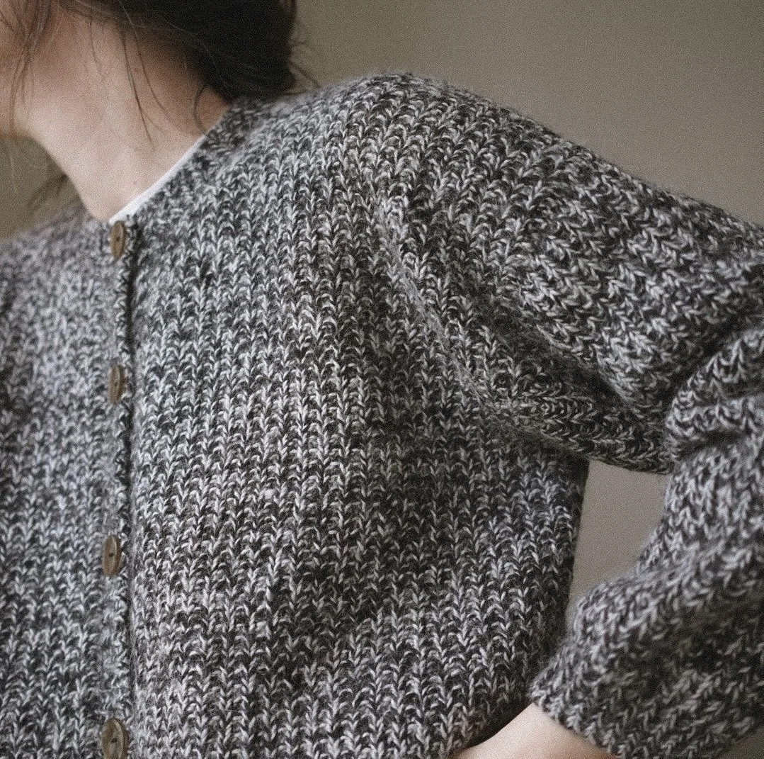 Velvety cardigan. One of my very first designs, yet still one of my favorites. I adore the timeless construction and flattering fit. Knitted with Regina by @langyarns_official , held double.

✔️The pattern is ready for you at Gregoriafibers.comp

#gr