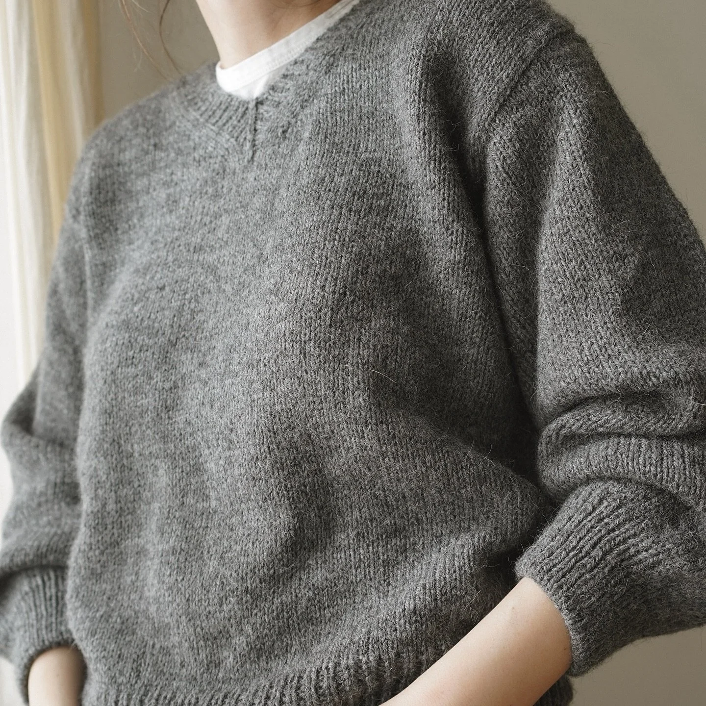 Cosima sweater, relaxed, voluminous, and unapologetically 90&rsquo;s.
Stay tuned for its arrival next week! 

#knitting #handmadewithlove #cozyknits #sweaterweather #slowfashion #knitwear #knitstagram #handmadestyle #cableknit #newpattern #knittingco
