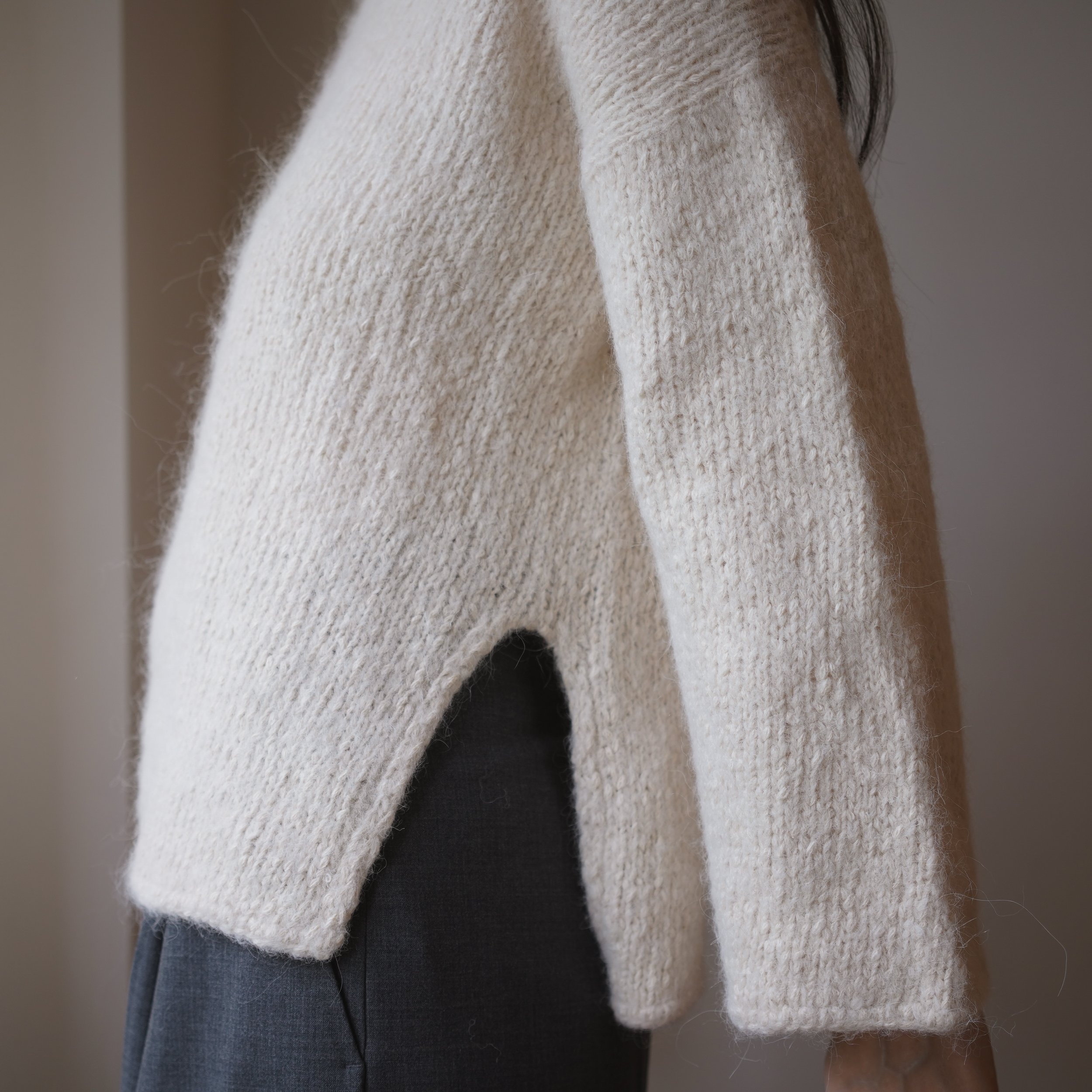 Nido Sweater.
Minimalist in detail, effortless in fit. It&rsquo;s that easy, go-to piece you&rsquo;ll want to reach for every single day.

The instant download PDF is available at gregoriafibers.com and on Ravelry (link in bio).

Yarn is @bichesetbuc