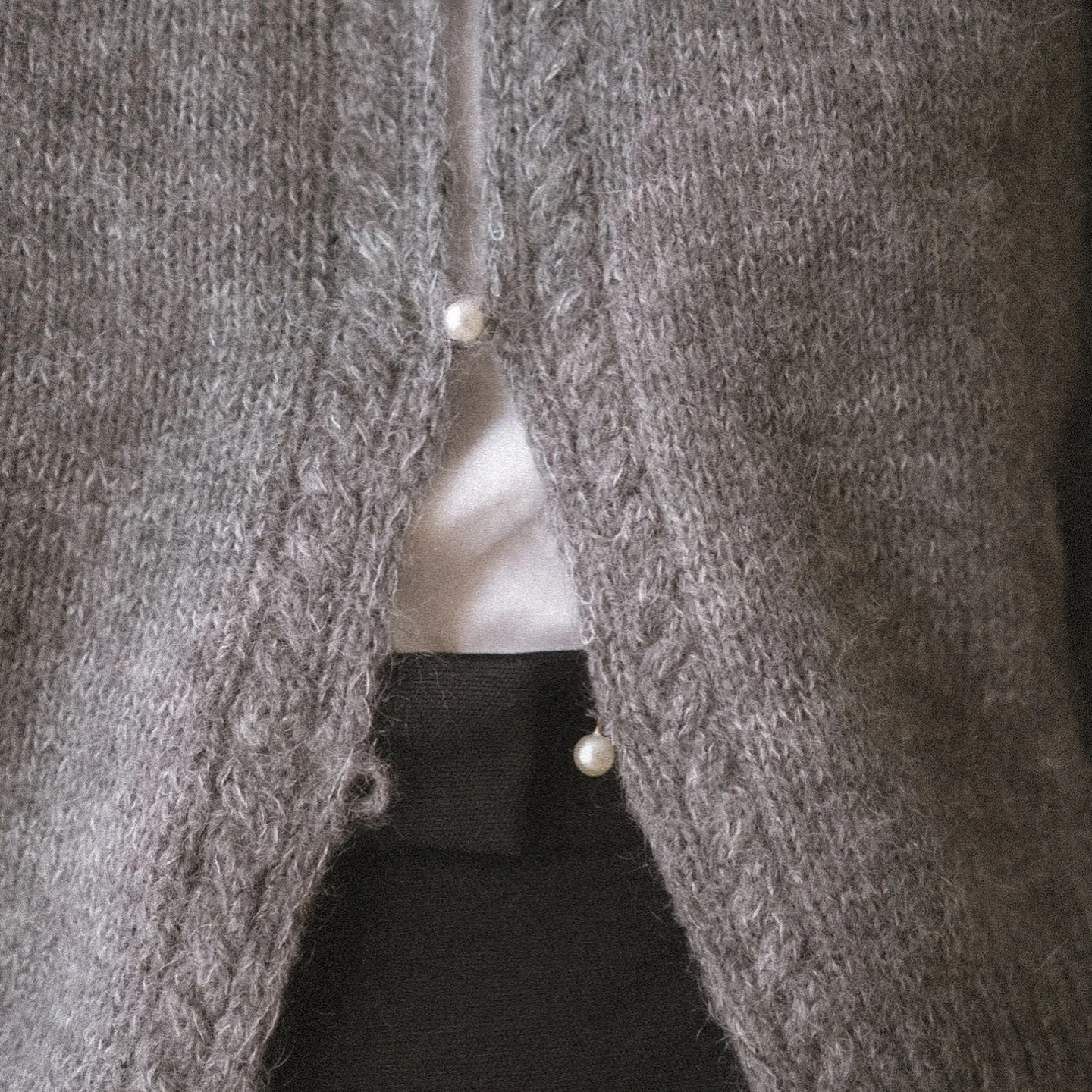 A little appreciation post for the Theresia Cardigan buttonband. 

While the fit remains timeless and classic, that delicate detail adds the perfect touch of romance.

You can find the pattern at gregoriafibers.com and on Ravelry (link in bio).

Knit