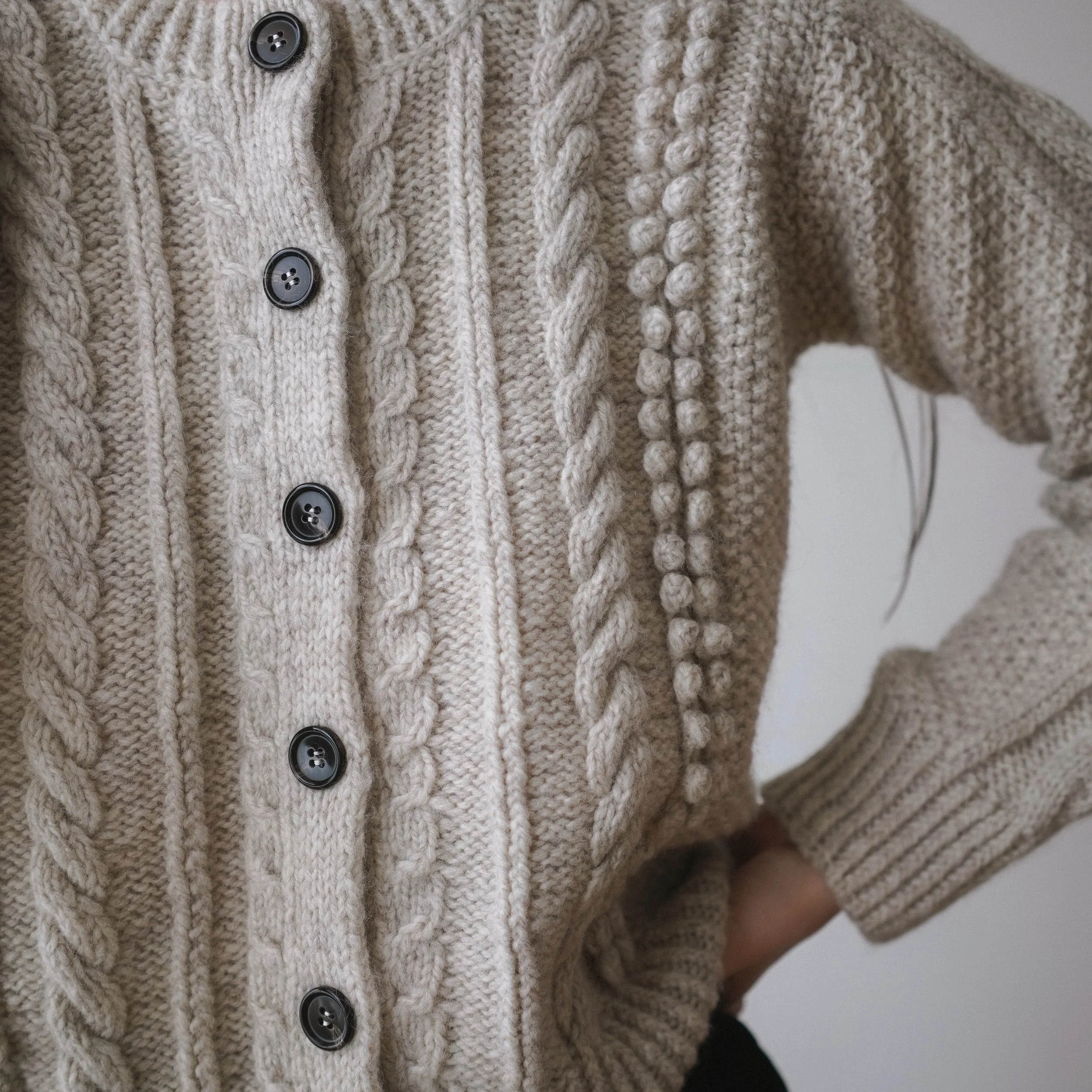 The Poppea Cardigan! Another design that took a lot of effort to turn into a pattern, but every bit of it was worth it for this final result.

Pattern at gregoriafibers.com and on Ravelry (link in bio).

Knitted in Fivel by @raumagarn 
#gregoriafiber
