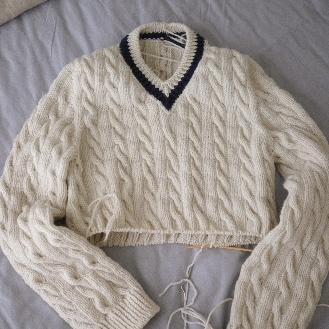 The secret is out: cricket-inspired cables.

Knit it with classic contrast stripes, or go solid for an easy monochrome look. Pattern includes both options. 

Stripes or solid? which team are you on?

The pattern will be ready very soon!

#gregoriafib