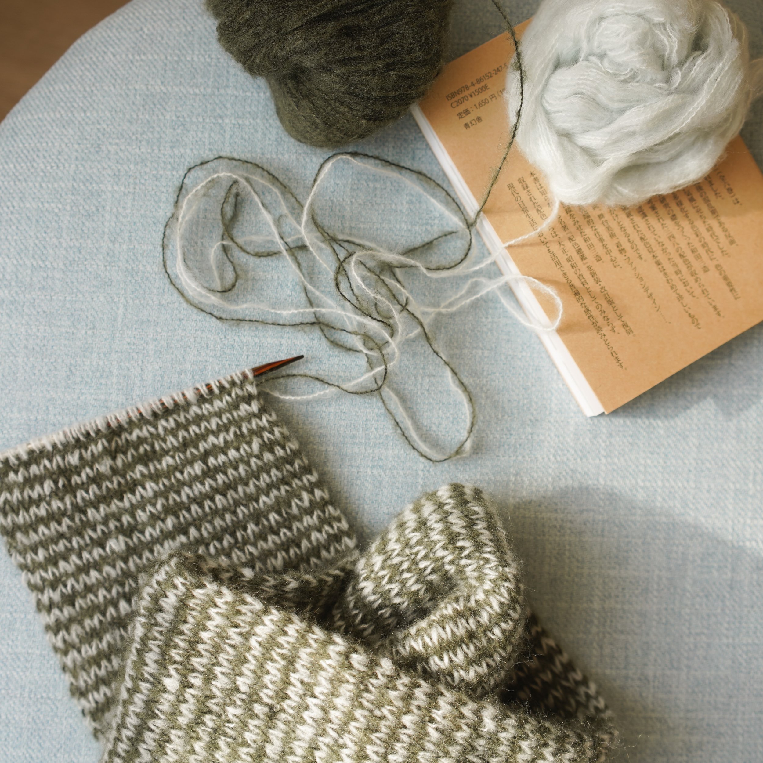 Oh! I have something very chic and soft almost ready. 
I am still so in love with my #TelmaScarf. I adore its shape and size. But for this project, I wanted something even more minimal. I found the perfect yarn: ultra-soft with just the right amount 