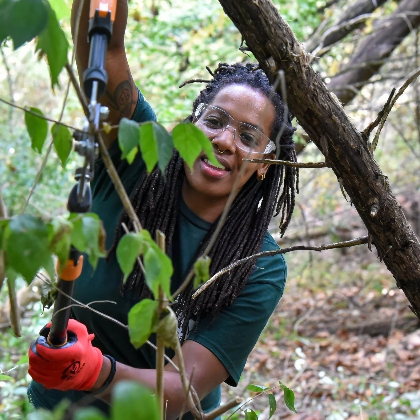 Leave no honeysuckle. 
🌿💪
A group of Pathfinder teens took part in a conservation day last Saturday. Working with our partners @b_thekeeper, @civic_garden_center and @groundworkorv, they participated in a hands-on day of trail maintenance and invas