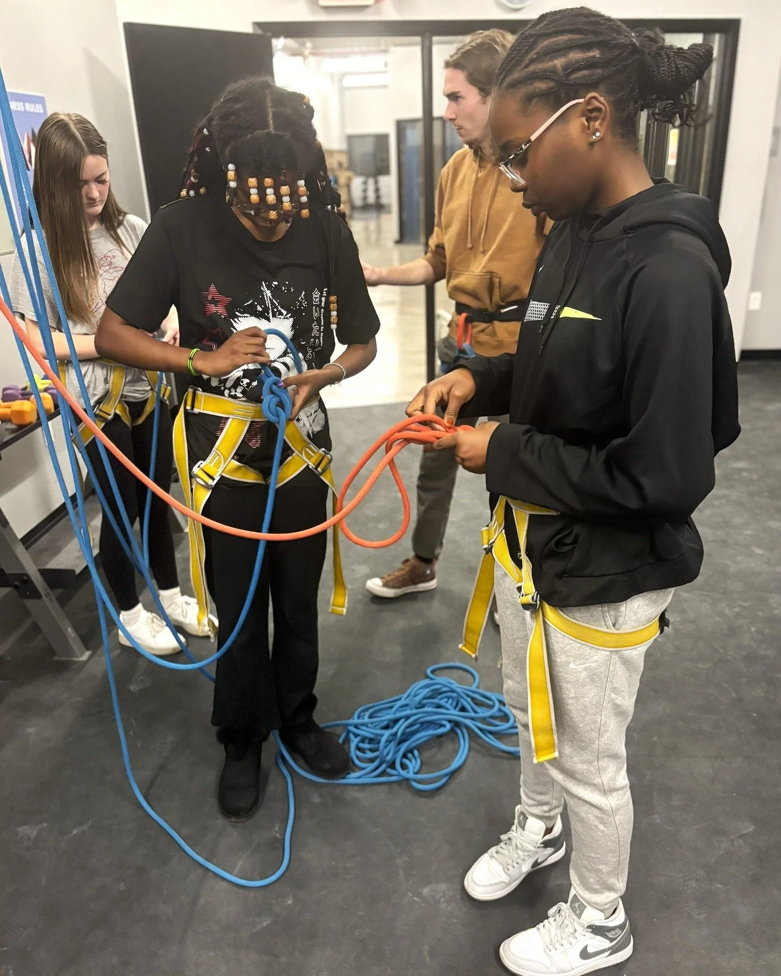 Climbing toward confidence.
🧗&zwj;♂️💪
From January through early February, a group of Discoverer teens who've participated in our past rock climbing programs took part in an intermediate-level climbing series at @mosaicclimbing. Seven teens earned 
