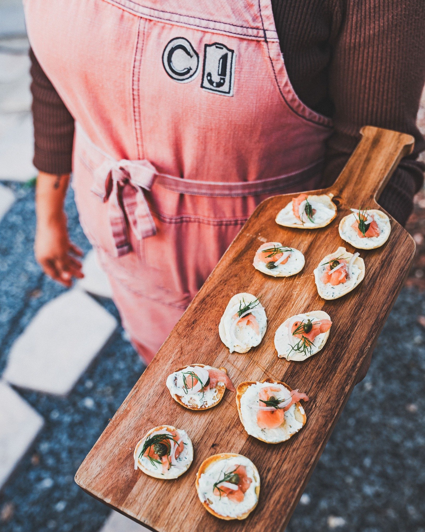 Appetizer inspiration👇🏻

Smoked Salmon Blini
with lemon dill creme fraiche

Comment the word APPETIZERS and we'll DM you a sample menu

📸 @&zwnj;wesleydphotography

#chefjoann #sandiegocatering #eventfood #corporatecatering #cateringevents #eventc