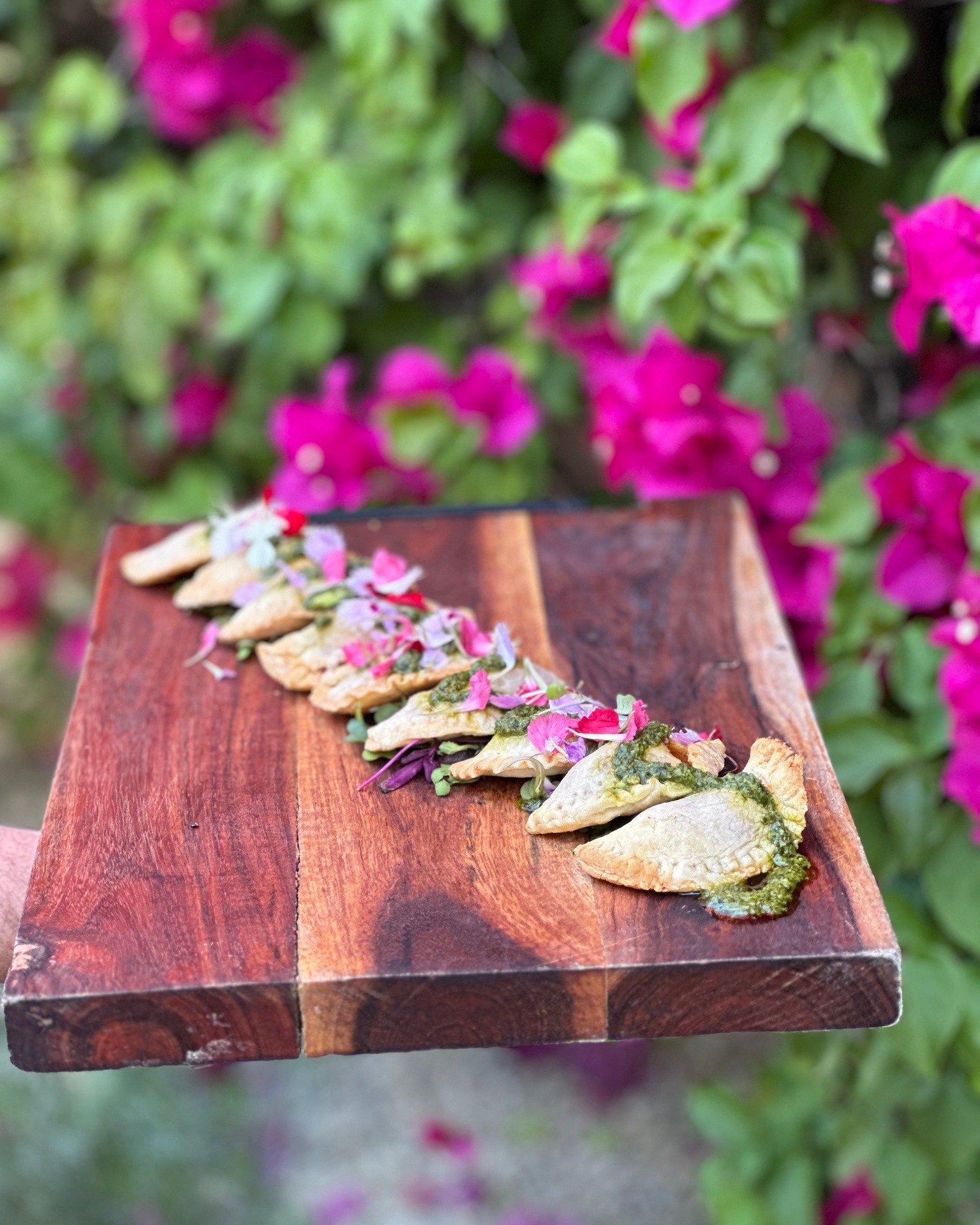 Let's start the party off right! 🎉 Appetizers are more than just finger food, they set the tone for the entire event. Our team crafts bold-flavored bites that will tantalize your taste buds and leave your guests wanting more.

Comment the word APPET