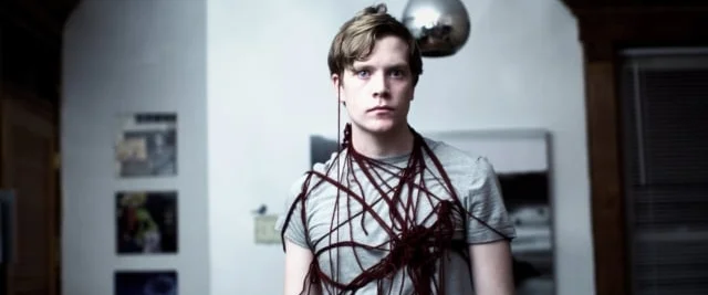  A struggling insomniac is forced to confront her troubled past when a small red string emerges from under her fingernail. As her oblivious boyfriend pulls it out of her, she finds herself unravelling... literally.  Directed by:  Julia Jones   Colori