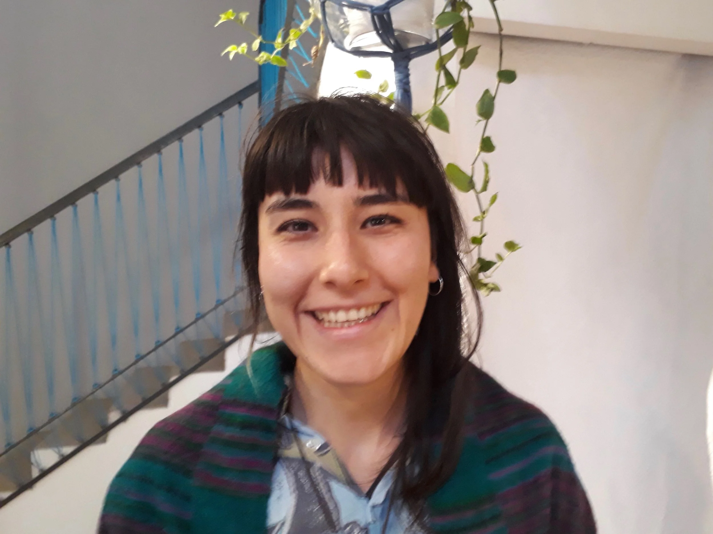 SİNEM SAYAR Sinem sosyal medya görsel tasarım ve yönetiminden sorumlu idi. Ayrıca Ye-şil-len-di-re-lim projesininin yürütücülerinden birisi. Sinem, birden fazla disiplinle uğraşmayı sever. Kişinin kendini ifade etmesi noktasında yaratma ve üretme süreçlerinin önemli olduğunu düşünür. Disiplinlerarası çalışmanın farklı iletişim kanallarını ortaya çıkardığına inanır. Adil bir yaşamın karşılıklı anlayış, ekolojik farkındalık, kolektif yaratım ve paylaşımla mümkün olabileceğini düşünür. Bilgi Üniversitesi Sahne Sanatları Yönetimi ve Psikoloji Yan dal programından mezundur.