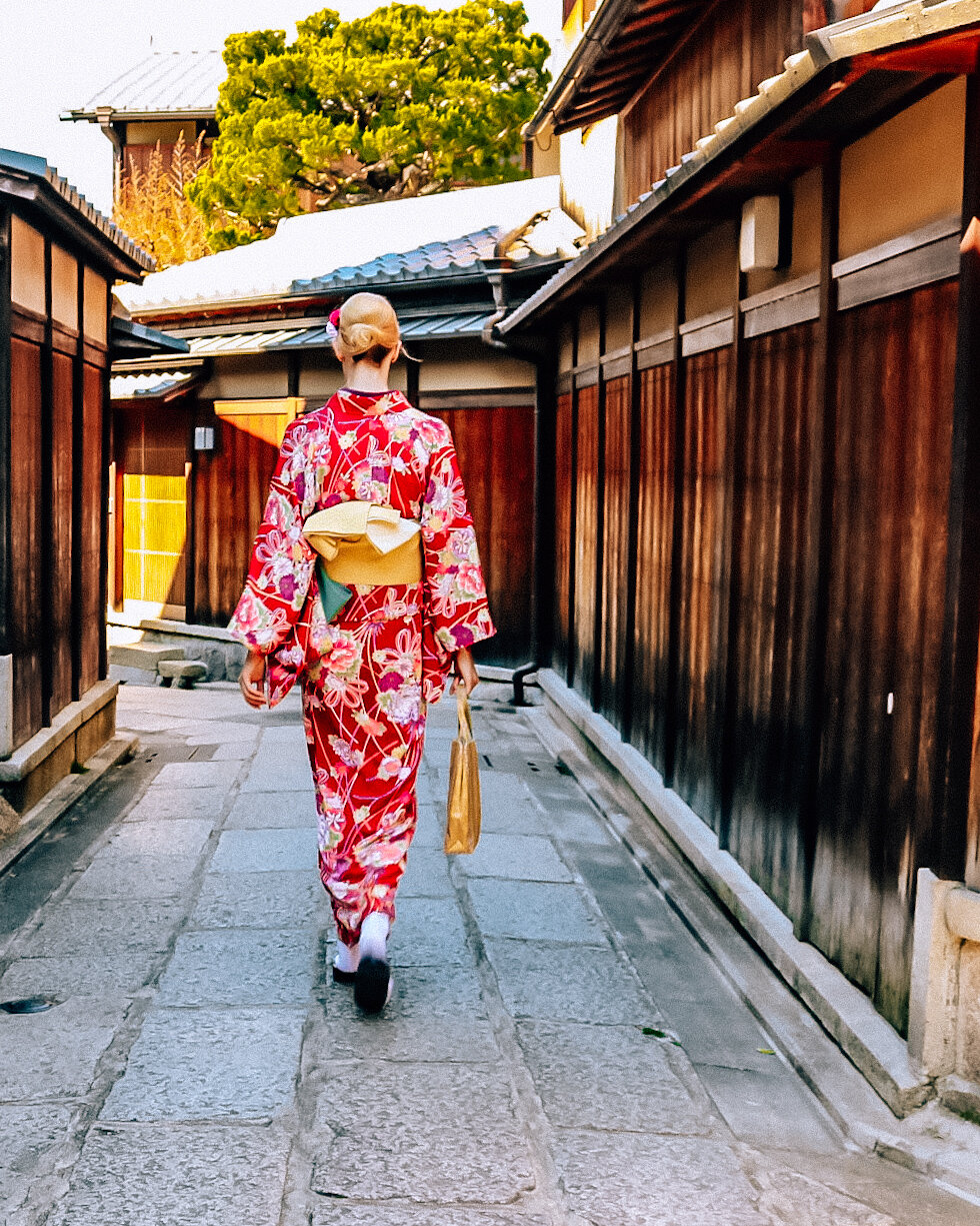 26 Things to know before traveling to Japan for the first time: Etiquette and Cultural Guide | Helena Bradbury Travel Blog | How to prepare for a trip to Japan | Tips for traveling in Japan | Japan travel tips | Traveling to Japan for the first time…