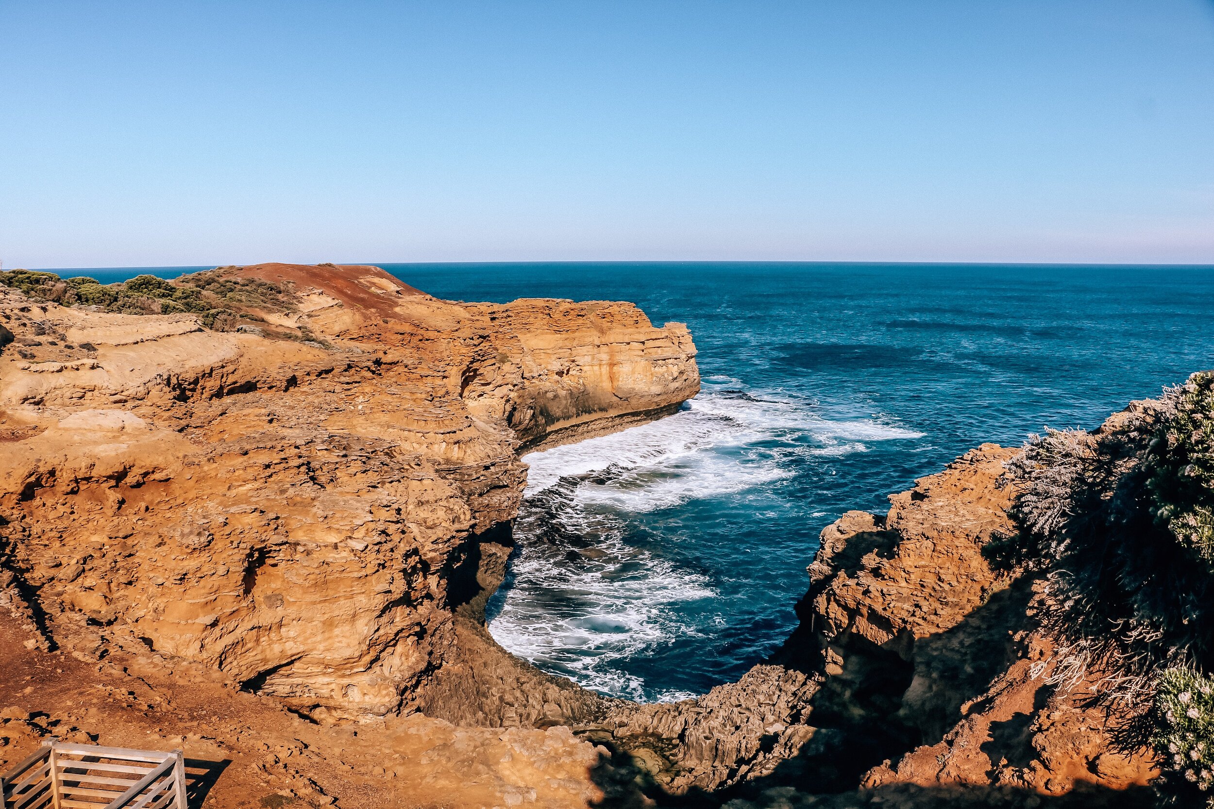The Great Ocean Road is an iconic landmark in Australia but many people don’t bother to go further and visit one extra stop: The Grotto viewpoint on the Great Ocean Road. The Grotto is one of these underrated stops on the Great Ocean Road and this g…