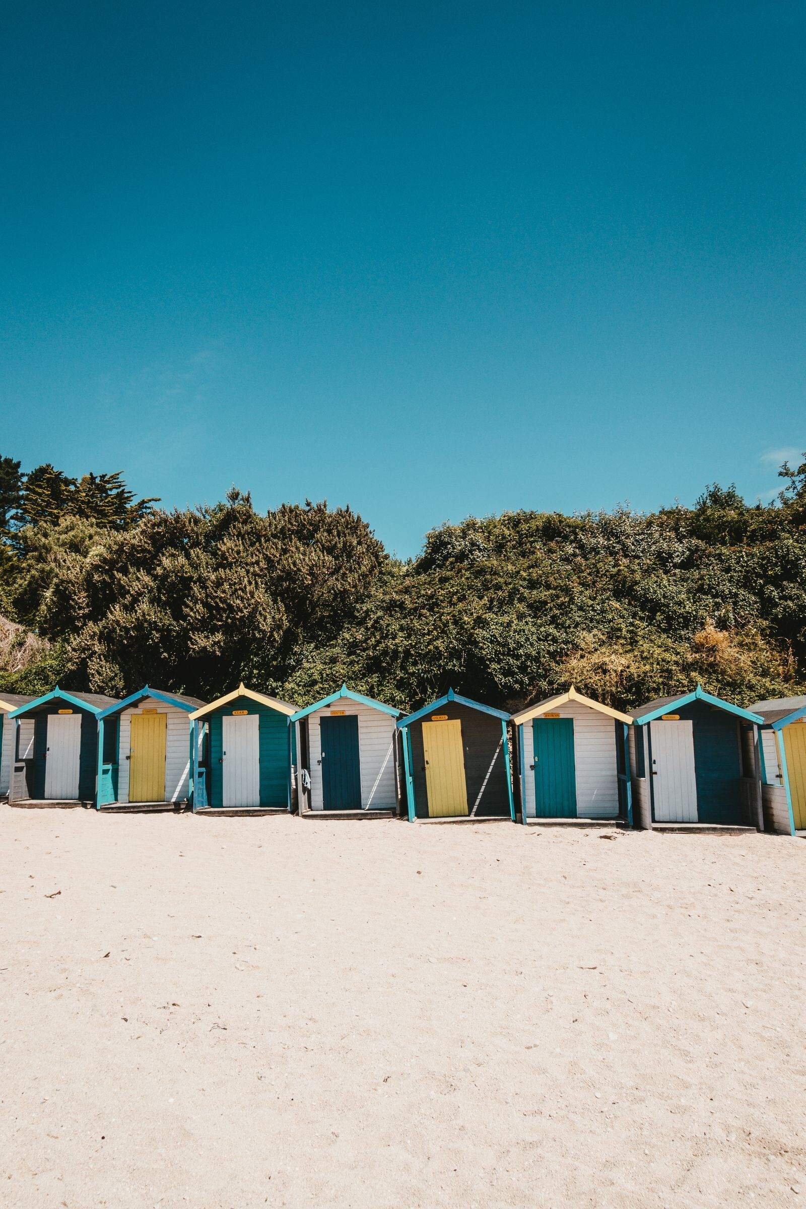Swanpool beach huts in Falmouth - Photo by Gordon Plant on Unsplash