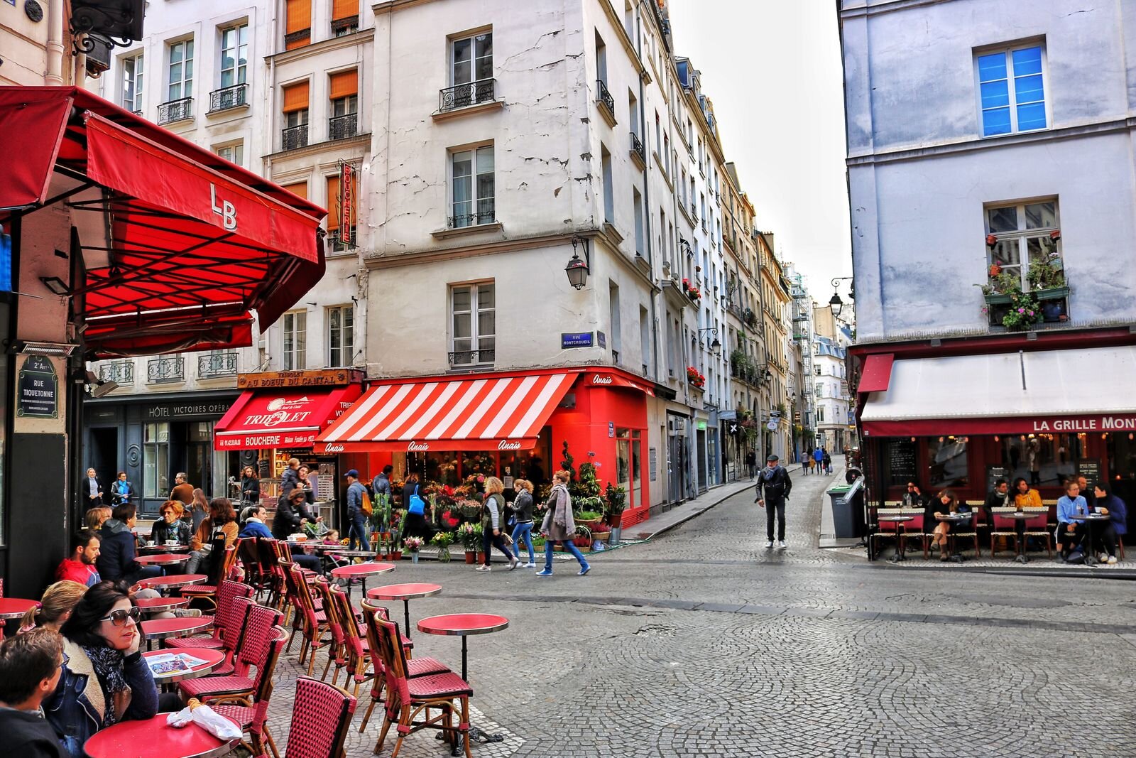 Paris cafe scene