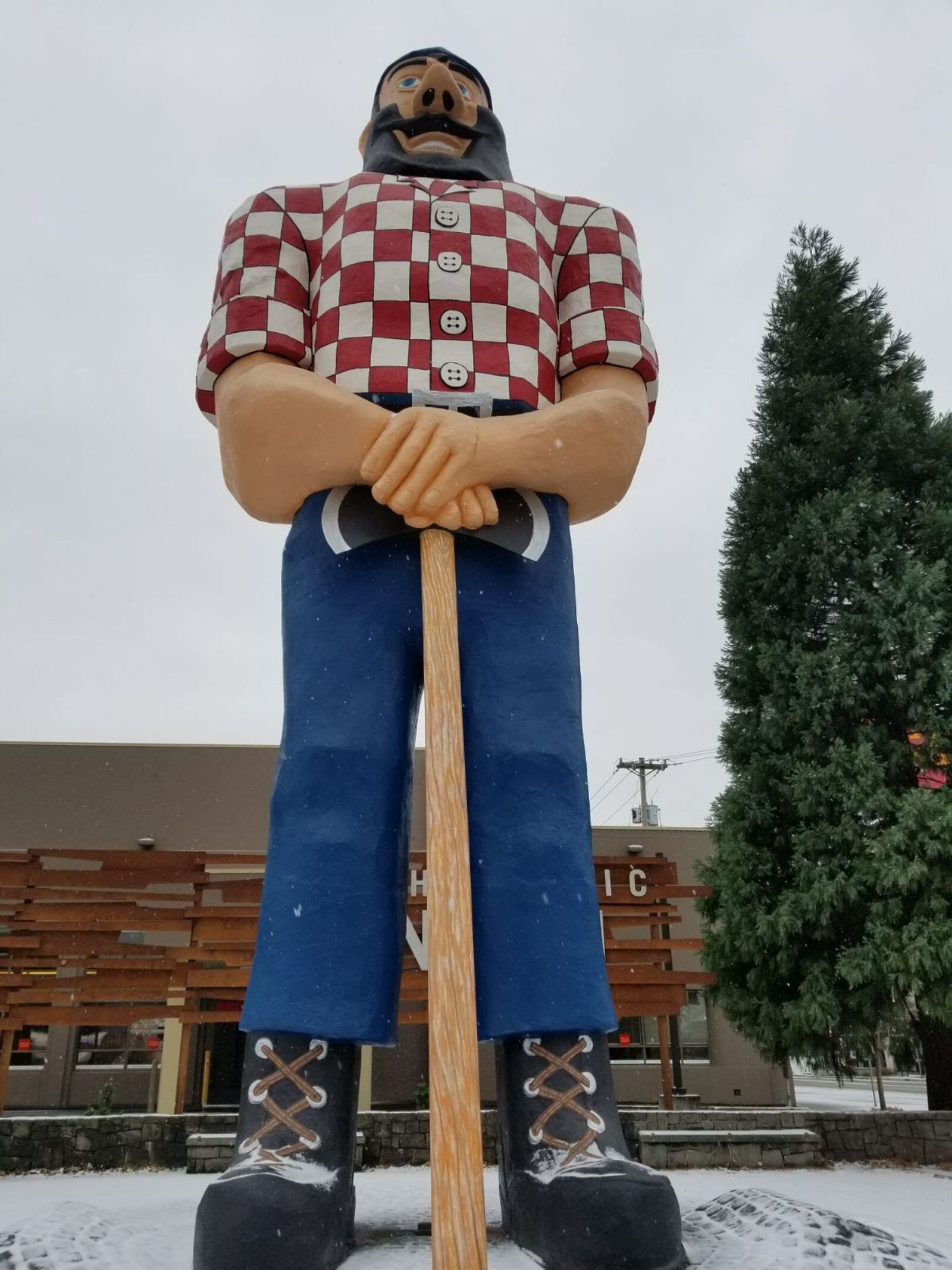 A large stature of the lumberjack Paul Bunyan
