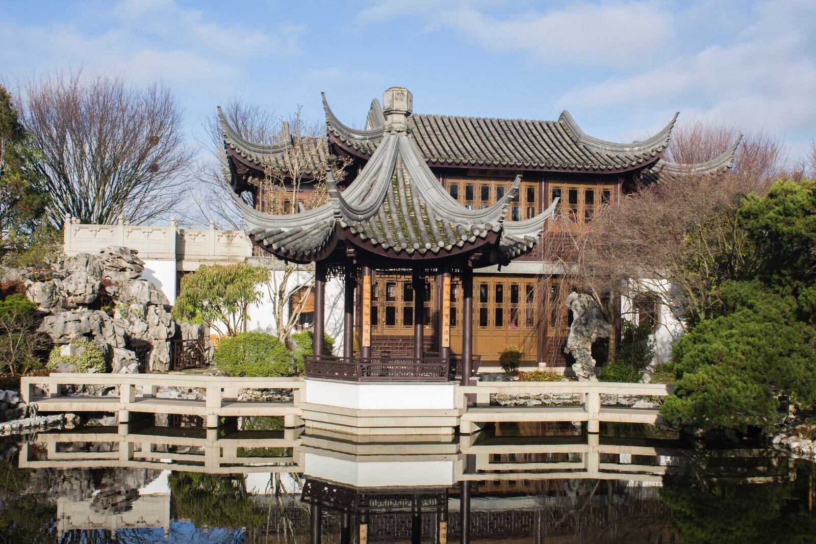 Many ornate traditional Chinese buildings at the Lan Su Chinese Garden. Photo by Sergio Ruiz on Unsplash