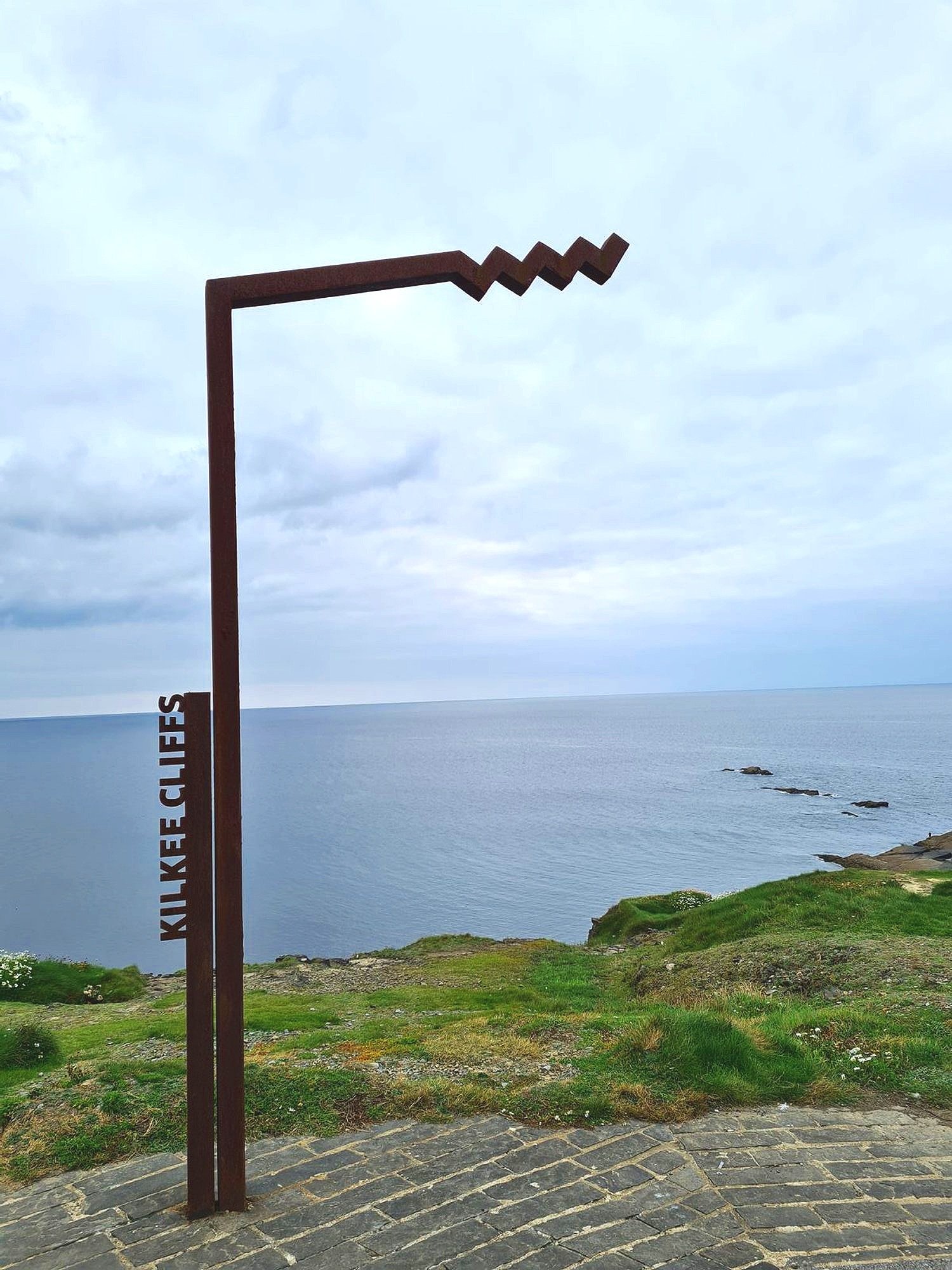metal pole with zigzag at the top that denotes a wild atlantic way point of interest