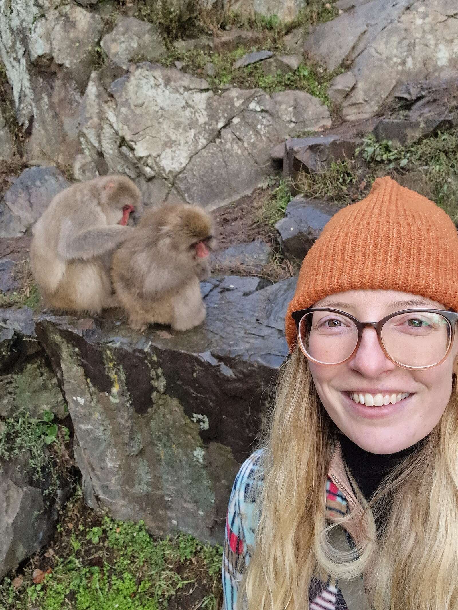 Helena having a selfie with two japanese snow monkeys who are cleaning each other