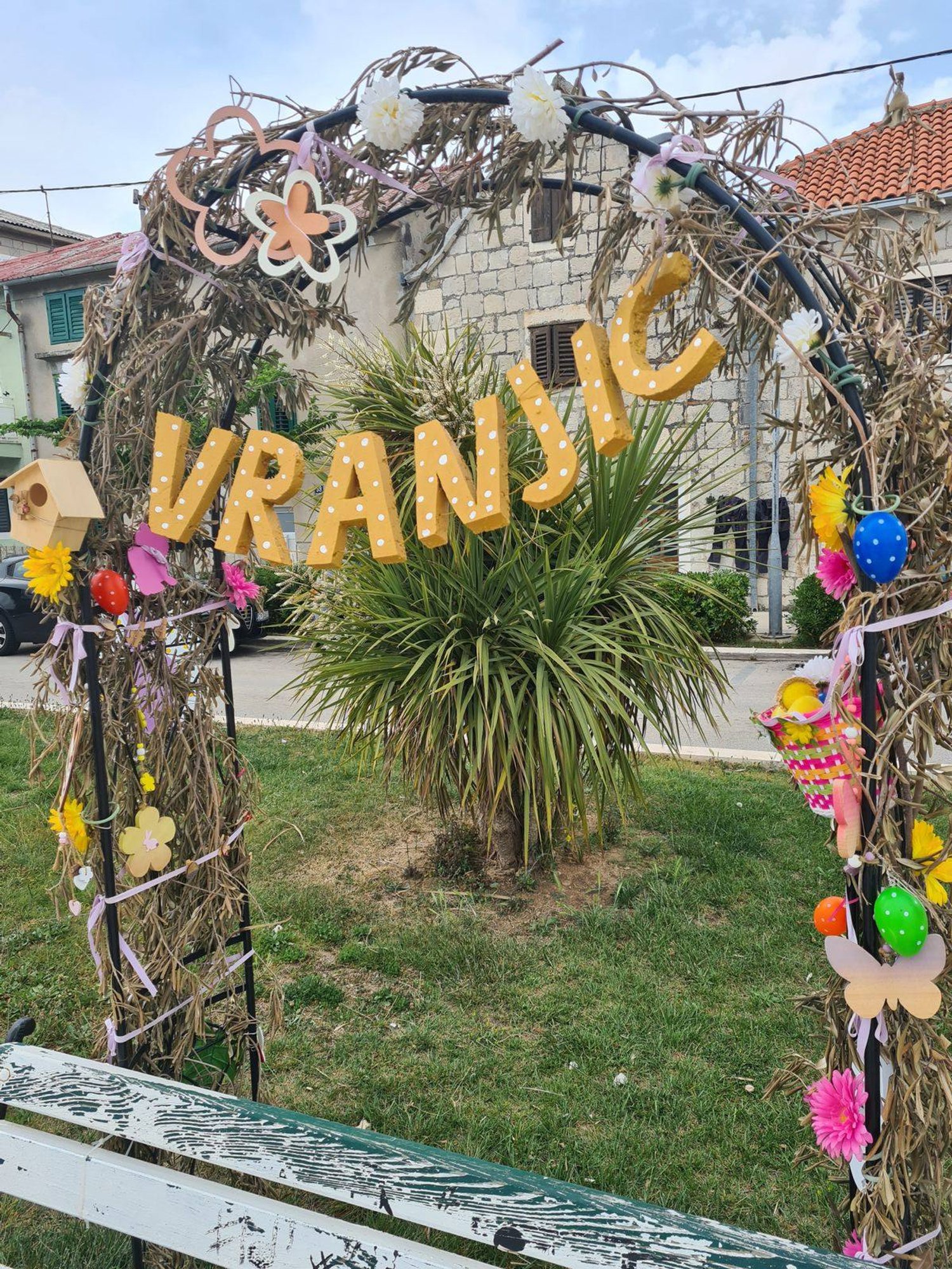 flower arch that reads Vranjic