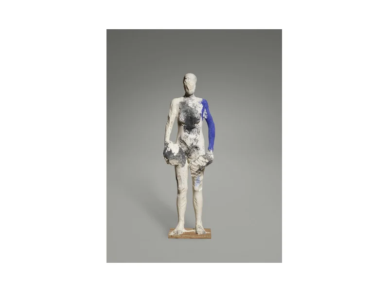 Manuel Neri, M.J. Series III (1989). Plaster, dry pigments, steel armature, Styrofoam core, burlap; 171.45 x 55.88 x 27.94 cm (67 1/2 x 22 x 11 in.). Photo credit: Yale University Art Gallery. Courtesy of the artist and Hackett / Mill, San Francisco .