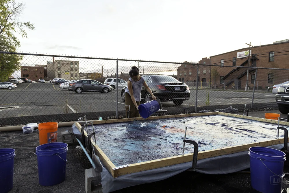 Hong completes a large-scale paper pour at the Dirt Salon in Hartford, Connecticut, 2015. Photographer: Justin O’Brien. Courtesy of Artist. © Justin O’Brien.