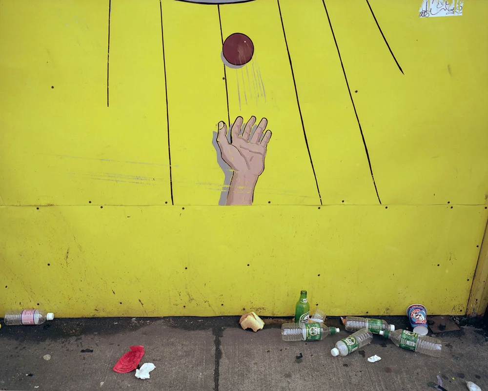 Lisa Kereszi, Ball Toss, Coney Island, NY (2001). Image courtesy of the artist and Yancey Richardson Gallery.