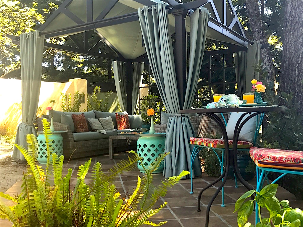 Cabana with little table.jpg