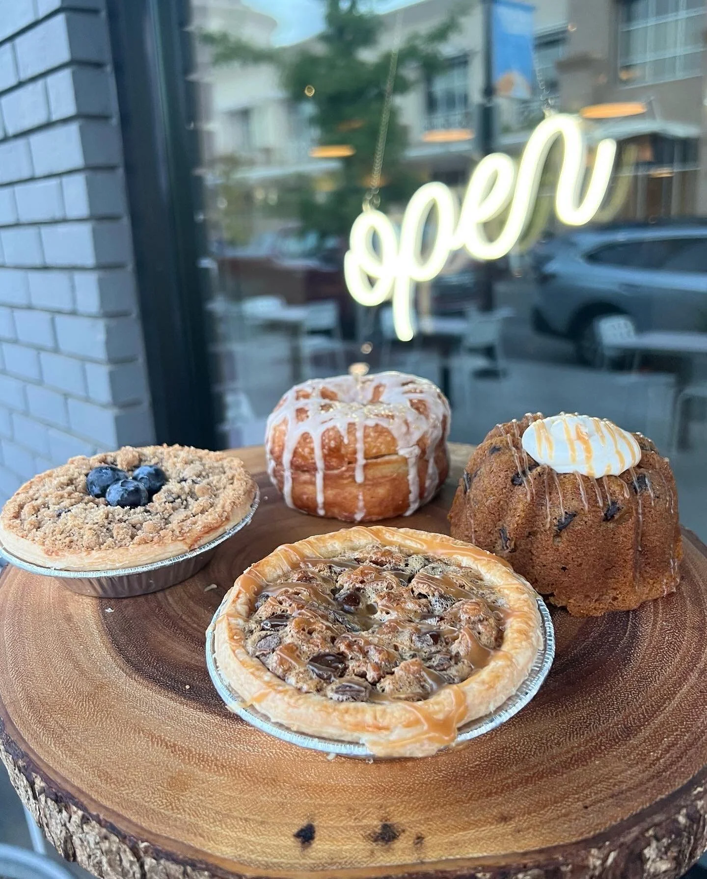 Happy November 🍁

With rainy days and a new month, what&rsquo;s better than new pastries?? 🥰

Cookies:
Chocolate Mocha 
Peanut Butter Oatmeal
Snickerdoodle

Bundts:
Pumpkin Chocolate Chip

Cronuts:
Apple Cider

Pies:
Blueberry Crumble Pie 
Dixie Pi