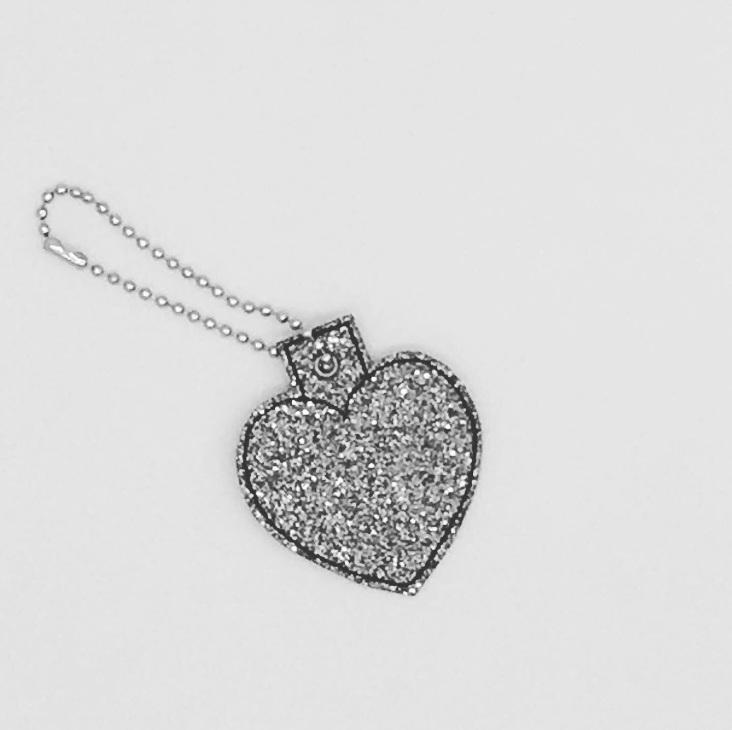 Steel my heart!  Heart Zip Pulls/Charms now available! (The pattern for this item was purchased from glitterbugfairy.com). #handmade #buyhandmade #handmadegifts #handmadegiftsforsale #charms #plannercharms #riorancho #rioranchonm #rioranchonewmexico 