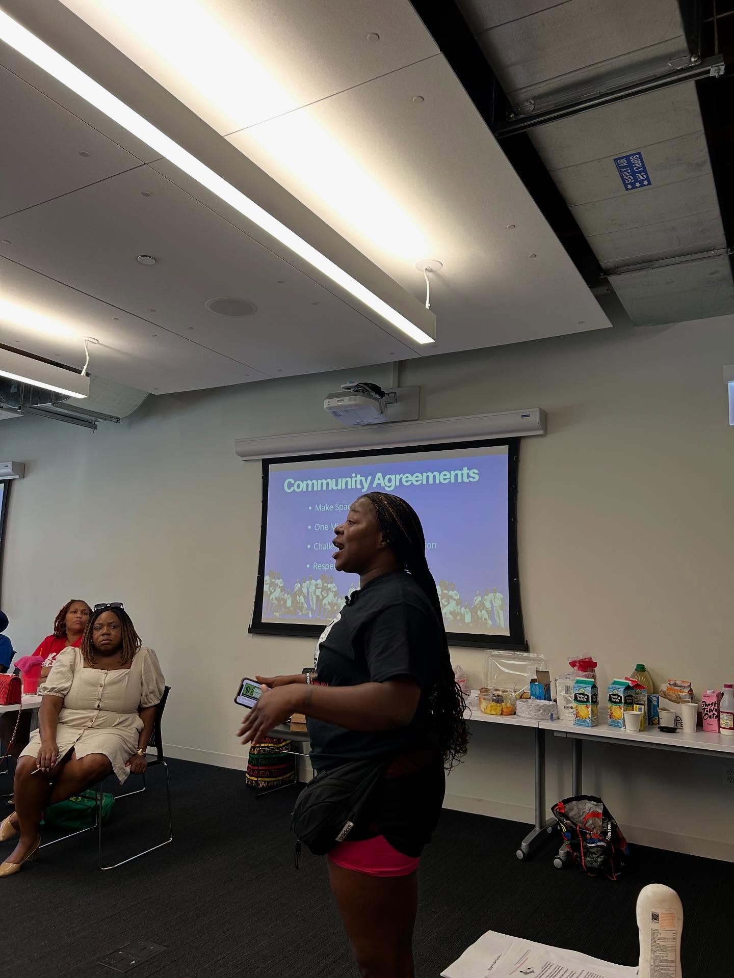 UWF launched its Summer Organizing Program on Saturday with a canvassing training and door knocking on the West Side! Honored to be partnering with @caarprnow, Chicago Black Voter Project, and 290IPO