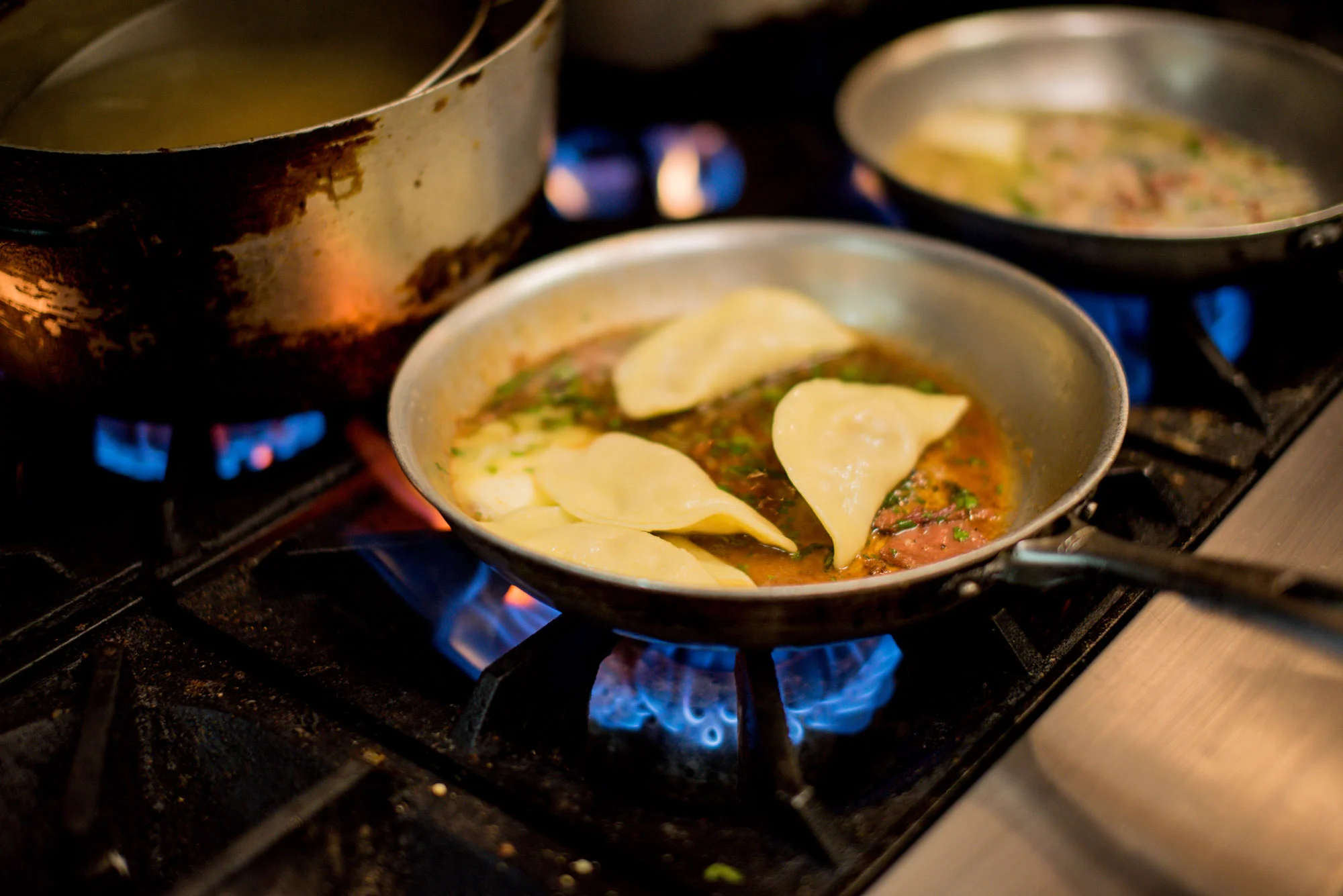 raviolis fait maison qui cuisent dans une poêle