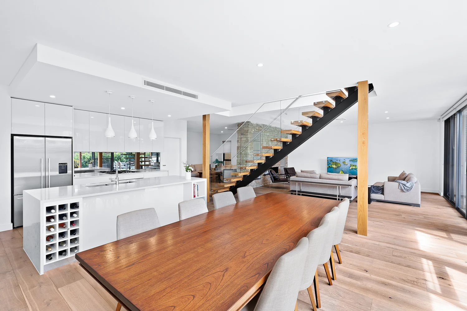 24 Raeburn Avenue - Living2.jpg
