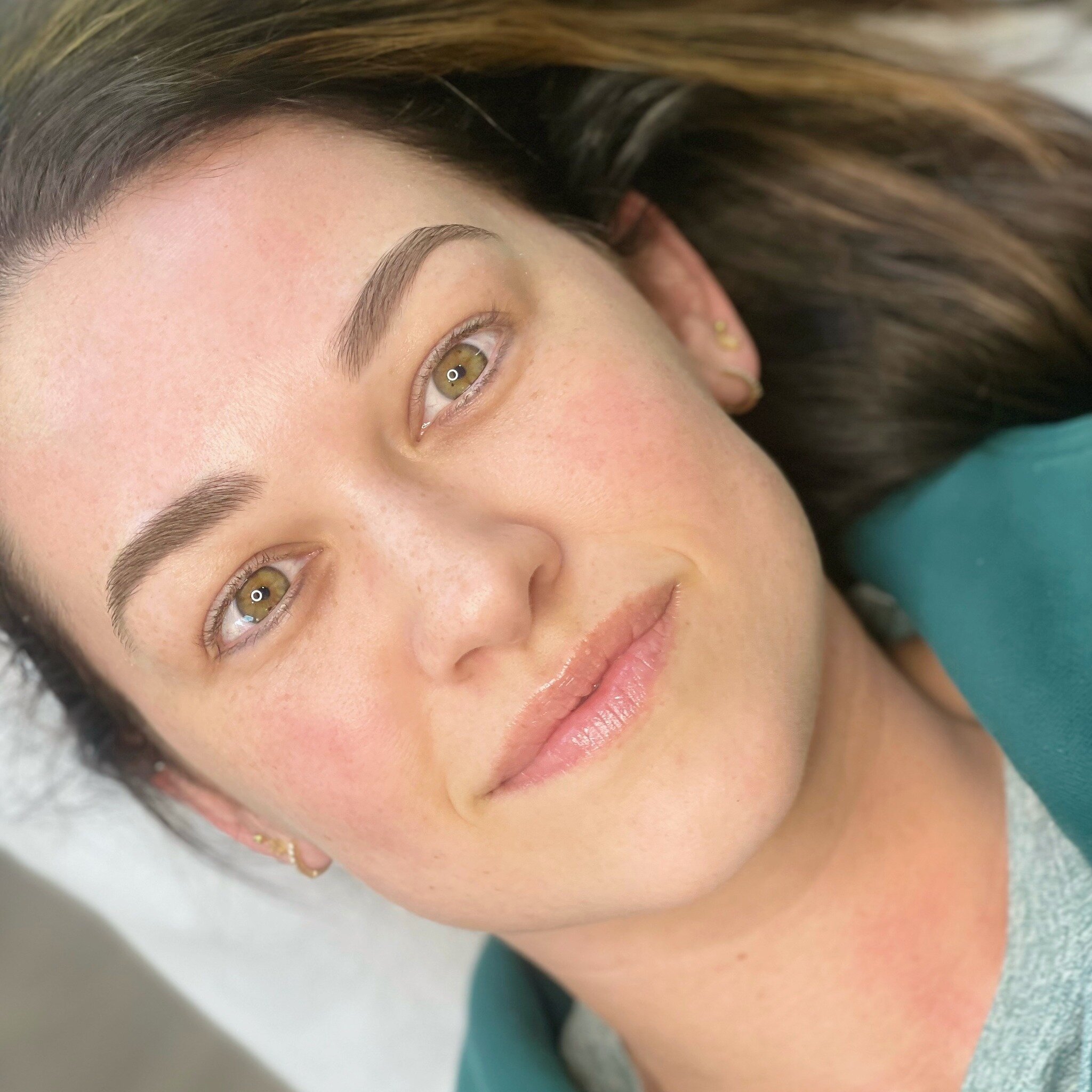 Healed brows 1 year later before annual touch up. ☁️☁️Dreamy ☁️☁️ Does this mean you need to come back every year? No🩵 Actually everyone metabolizes the pigment differently. Also depending on your sun exposure, skin care regimen even hormones will p