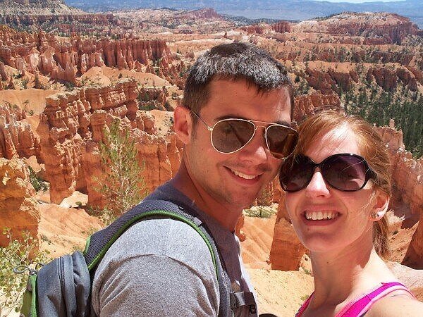 couple in bryce canyon national park with hoodoos in background
