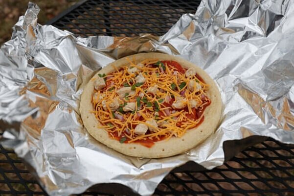 how to make campfire pizza over coals